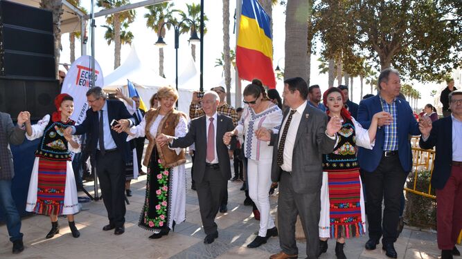 Gabriel Amat se sumó al baile simbólico por el centenario de la reunificación de Rumanía