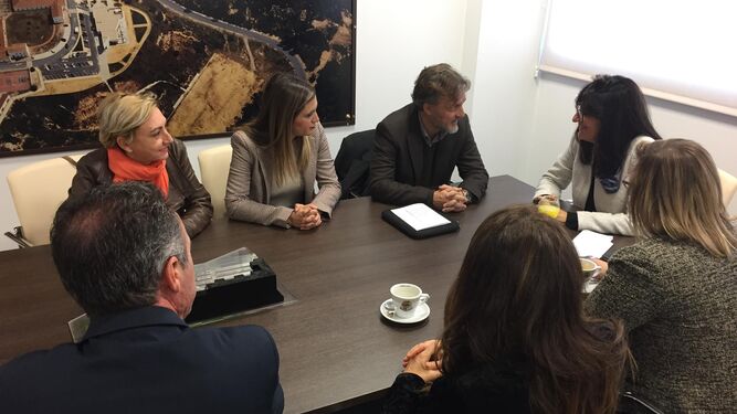 Miembros del PSOE en su reunión de ayer con representantes de la UHU, con la rectora a la cabeza.
