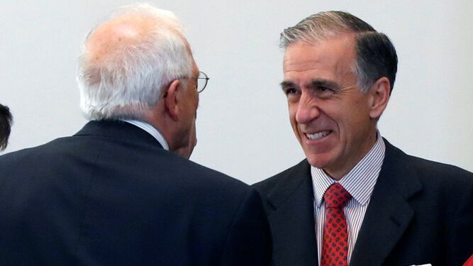 Gonzálo Urquijo, presidente de Abengoa, saluda a Josep Borrell, ministro de Asuntos Exteriores