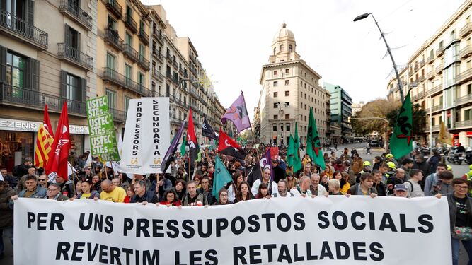 Manifestación de miles de trabajadores públicos de la Generalitat y estudiantes universitarios y de secundaria este jueves en Barcelona.