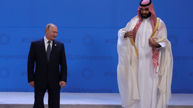 Putin y Salman sonríen durante la cumbre del G-20 en Buenos Aires.