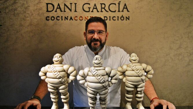 Dani García posa con las tres estatuillas Michelin.