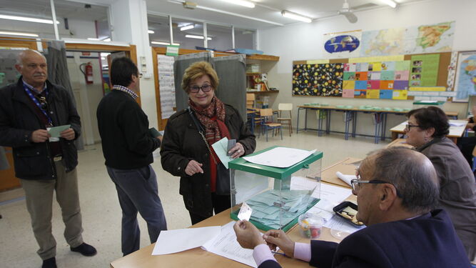 Electores en fila para votar en una de las mesas electorales del colegio Padre Méndez de la capital