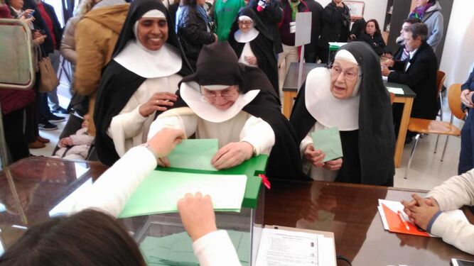 Monjas votando en la Biblioteca municipal de Sanlúcar.