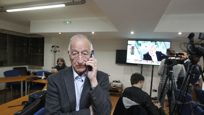 Gabriel Amat conversa por teléfono en la sede provincial del PP de Almería