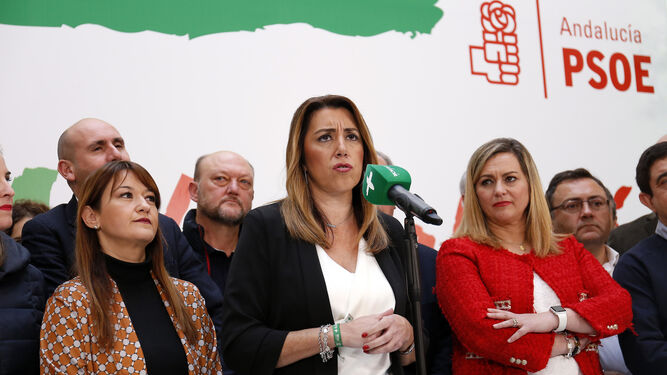 Susana Díaz, con sus compañeros de partido.