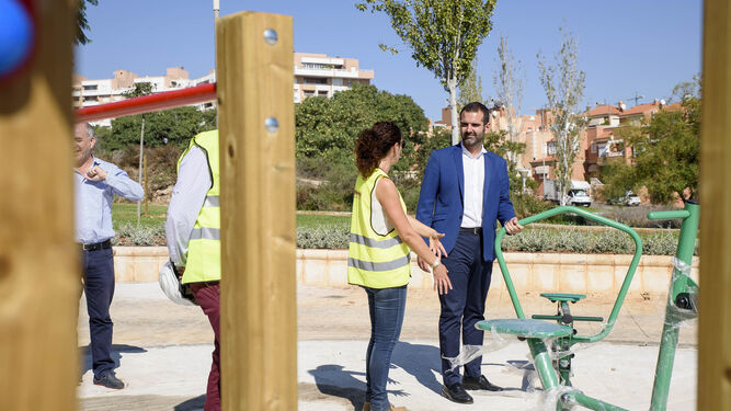 El alcalde inspecciona el resultado del parque de Villablanca antes de su apertura al uso ciudadano