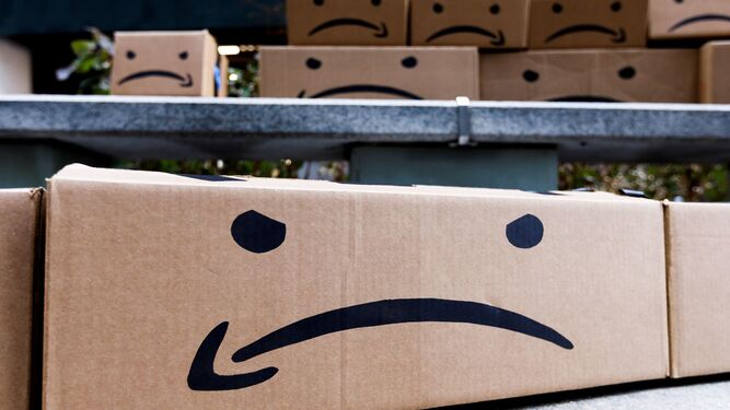 Varias cajas apiladas con el logotipo de Amazon invertido como protesta por el anuncio de que la compañía abrirá una de sus dos nuevas sedes en Nueva York.