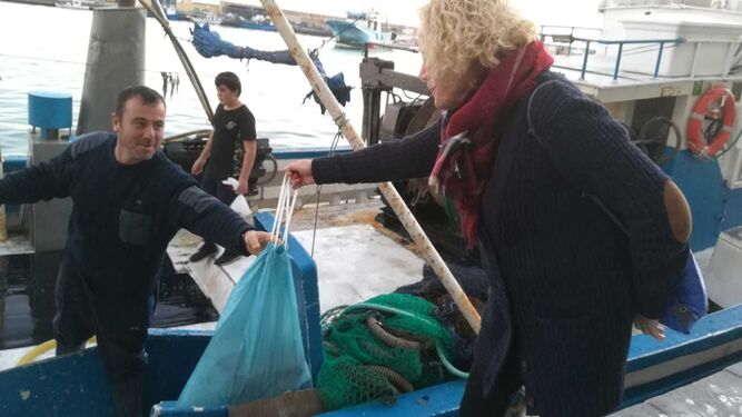 Pesquero almeriense entregando basura marina