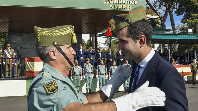 El alcalde, Ramón Fernández-Pacheco, ha recibido hoy el título de legionario de honor.