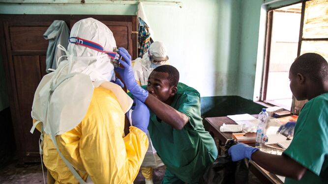Trabajadores sanitarios se preparan para tratar a varios pacientes por ébola.