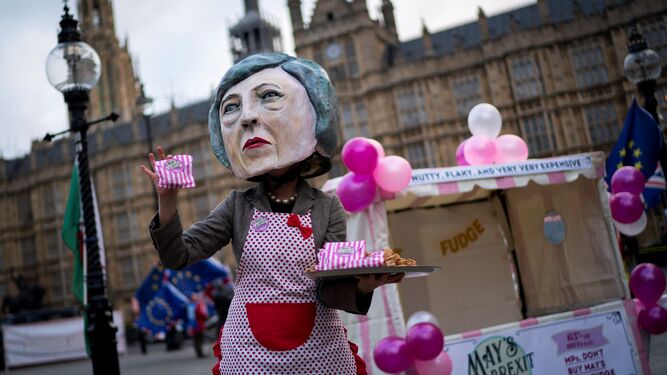 Una activista disfrazada de Theresa May protesta a las puertas del Parlamento británico.