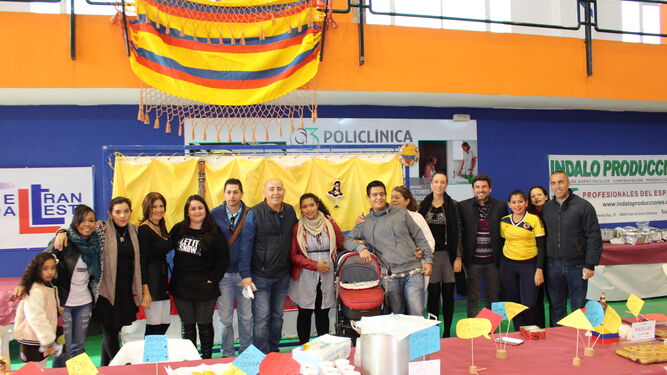 Foto junto a los representantes de Colombia de la pasada edición.