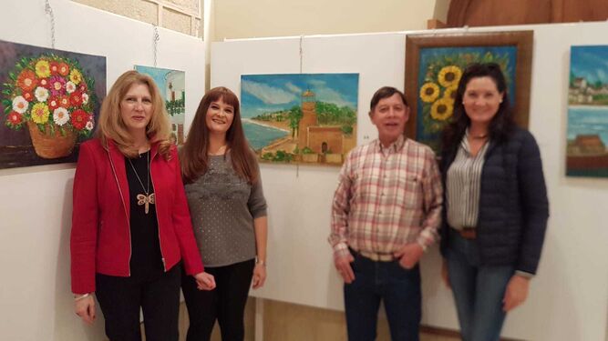 María Dolores Ortega con los los artistas Encarni Morales y Emilio Requena