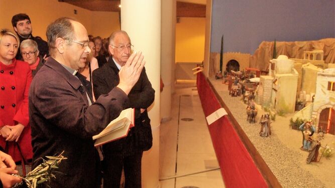 Javier Yepes, durante la bendición del Belén Monumental en presencia de Gabriel Amat