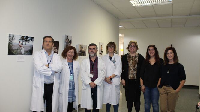 La delegada de Salud , junto la autora de la exposición y representantes del Hospital de Poniente y la asociación Lactalmería
