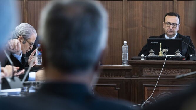 El ex presidente Griñán, en primer plano, escucha el informe de su abogado, en presencia del juez Calle Peña.
