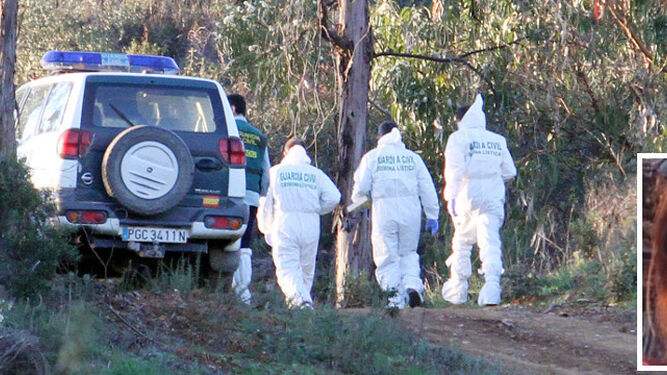 Los equipos de investigación, en la zona donde hallaron el cadáver de Laura.