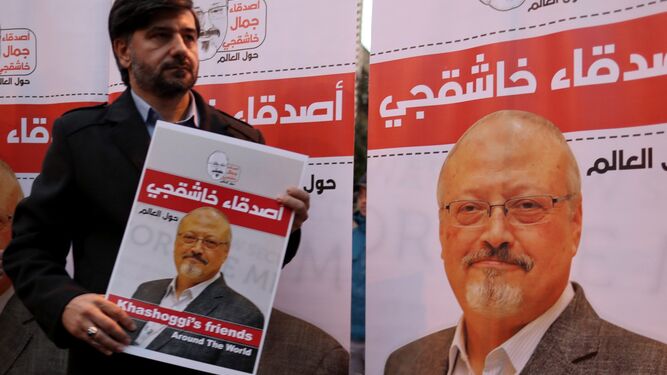 Una persona muestra una imagen del periodista saudí Jamal Khashoggi en una protesta en Estambul.