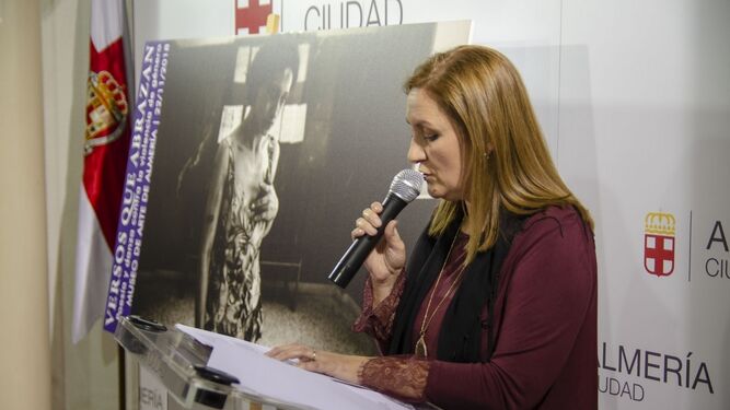 María Ángeles Lonardi ha sido la coordinadora del poemario ‘Versos que abrazan’