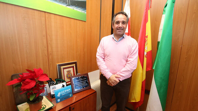Juanjo Segura en su despacho del Patronato Municipal de Deportes