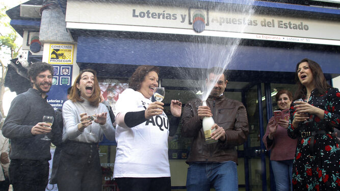 Elena Esquinas, la lotera, con sus hijas Paula y Elena y los novios de éstas.