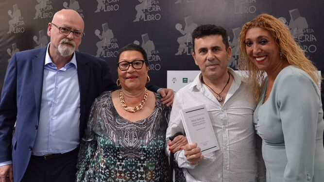 Pepa Vargas, izquierda, con Esperanza Fernández y los autores del libro.
