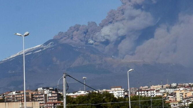 Columna de humo sobre el Etna