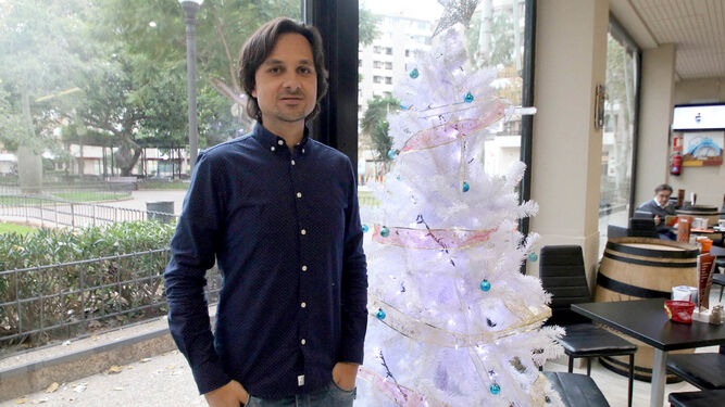 Ibán Andrés, con un árbol de Navidad de fondo.