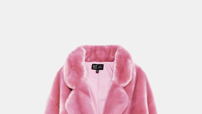 Los colores rosa intensos, como el chicle o el fresa, son el complemento perfecto a las pieles morenas sin importar el tono de su pelo. Foto: chaqueta de pelo rosa de Zara.