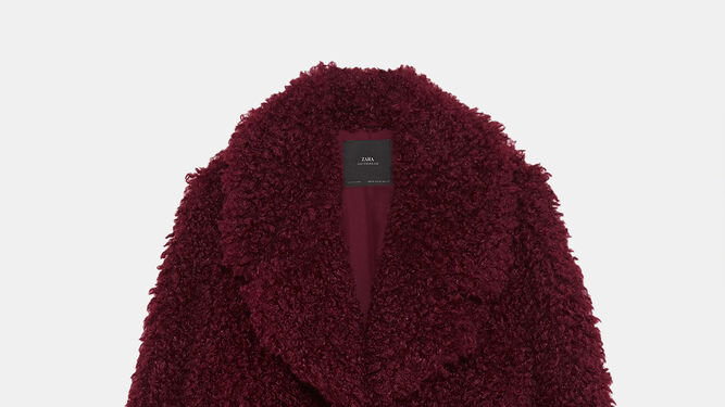 Abrigo de pelo estilo borreguito en rojo carm&iacute;n de Zara.