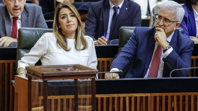 La presidenta de la Junta en funciones, Susana Díaz, junto al vicepresidente en funciones, Manuel Jiménez Barrios, en el Parlamento de Andalucía.