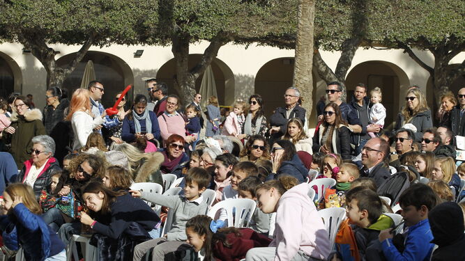 Muchas familias aprovecharon la mañana soleada y las vacaciones escolares para asistir a la Plaza Vieja
