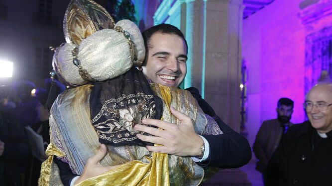 Emotivo abrazo del Rey Baltasar y el Alcalde de Almería