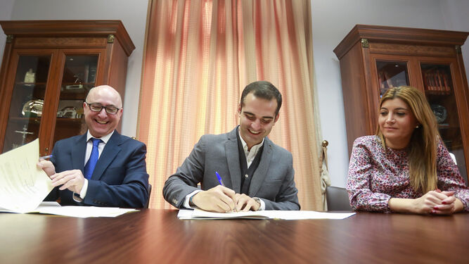 El alcalde firma convenio con Ashal