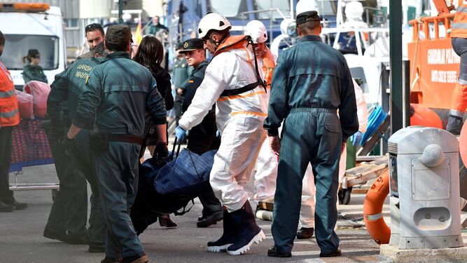 La Guardia Civil y efectivos de Salvamento Marítimo durante el traslado de cadáveres rescatados de pateras y en el mar