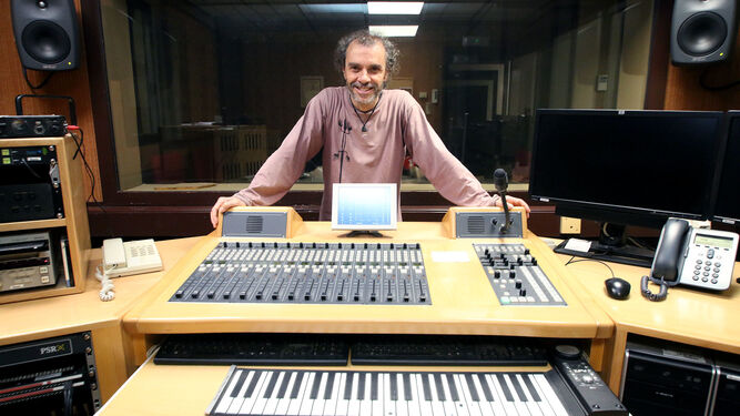 Juan Manuel Cidrón en los estudios de Radio Nacional de España, donde trabaja