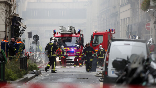 Los bomberos parisinos, en el lugar de la explosión.