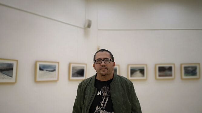 Juan Antonio Maldonado en la sala de exposiciones de la Biblioteca Villaespesa