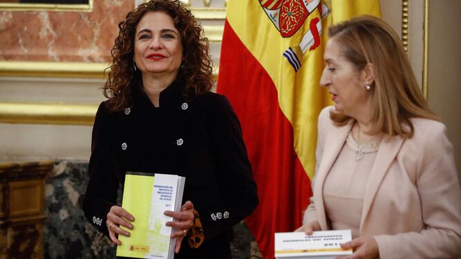 La ministra de Hacienda, María Jesús Montero, entrega los presupuestos Ana Pastor, presidenta del Congreso.
