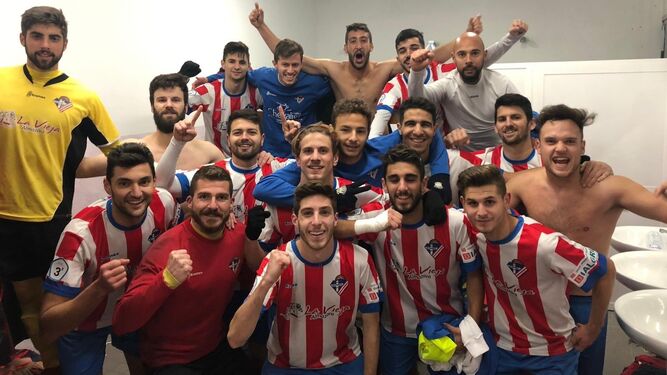Jugadores rojiblancos celebrando su undécima jornada seguida sin perder tras empatar en Mancha Real (1-1).