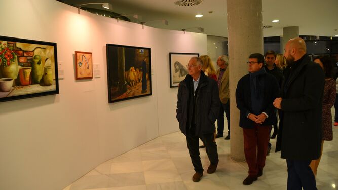 Alexandre Monntoya acompaña a Gabriel Amat durante el recorrido por la exposición