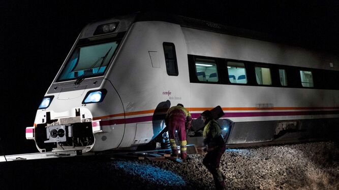 Un tren Madrid-Zafra descarrila sin vuelco a medio kilómetro de Torrijos.