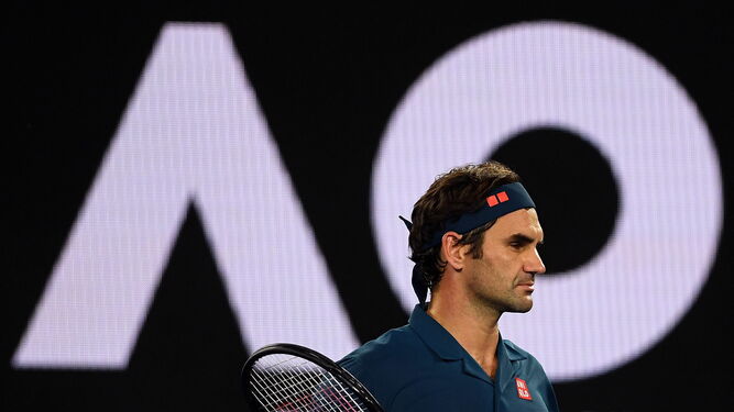 Federer, serio, durante su encuentro con Tsitsipas.