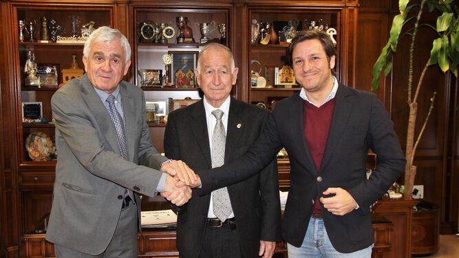 Muñoz, Amat y Carmona estrechan sus manos tras firmar que Roquetas será la meta de la Clásica