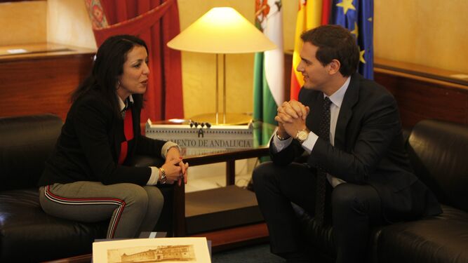Marta Bosquet recibe a Albert Rivera en el Parlamento andaluz.