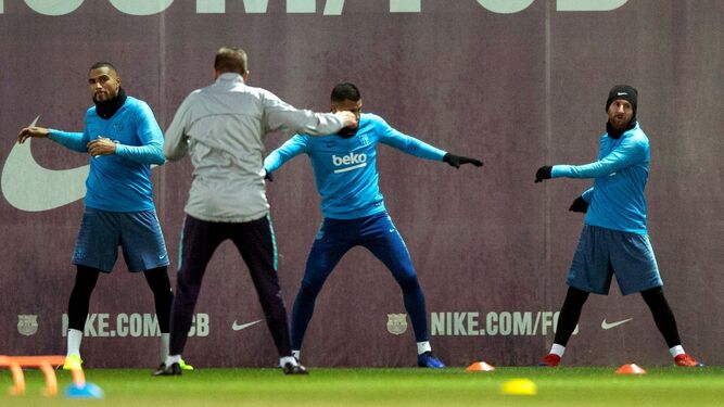 Messi, en el entrenamiento de esta tarde junto a Boateng, que sí viaja.