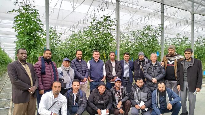 Imagen de la delegación de funcionarios del Gobierno de Arabia Saudí en un invernadero de Biosabor.