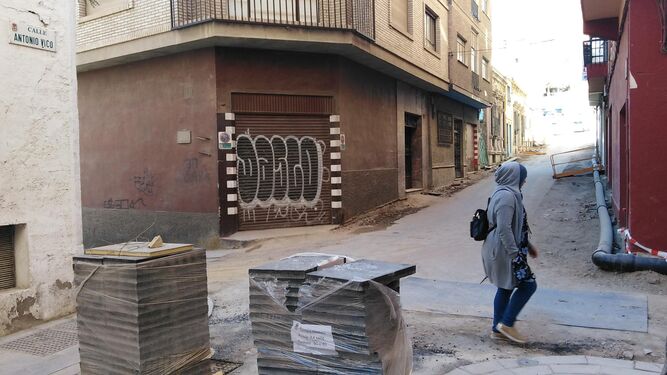 Una mujer cruza por las obras de la calle Antonio Vico