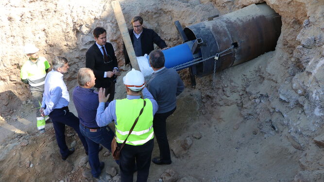 Visita de los representantes municipales a las obras de la desaladora del Campo de Dalías.